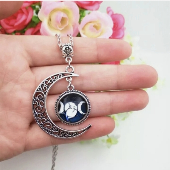 New Triple Moon Goddess Crescent Moon Necklace. - Picture 1 of 1